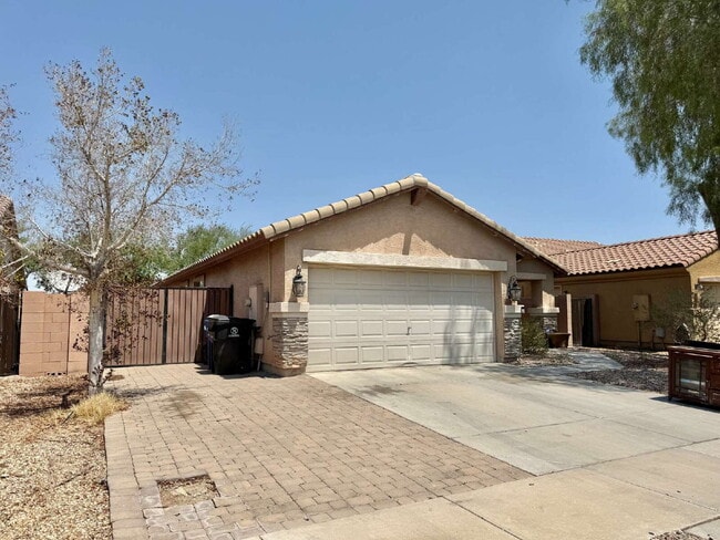 Building Photo - Beautiful Single-Level 3-Bedroom with Priv... Rental
