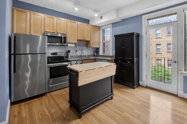 Photo - Sunny 1br with Balcony in Columbia Heights! Unidad 319