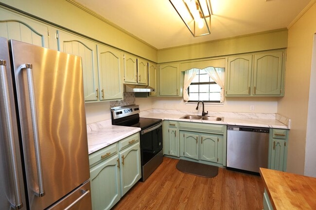 Photo - 3630 Becky St