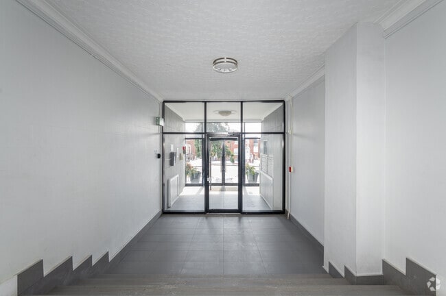 2040 EGLINTON AVE W