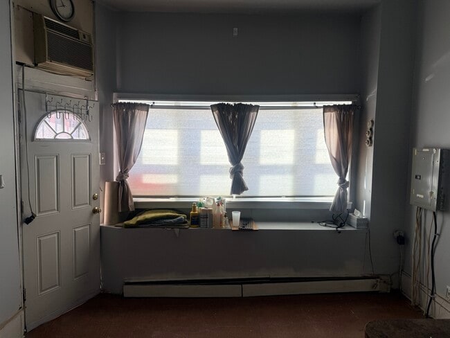 Building Photo - 675 N 11th St Unit 1f Loft studio