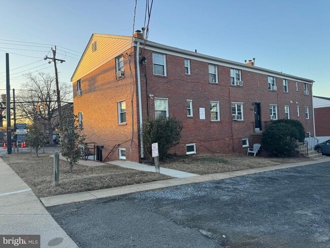 Building Photo - 133 S Courthouse Rd Unit 8