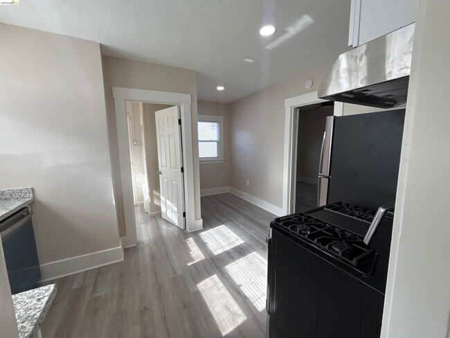 Photo - 706 E 12th St