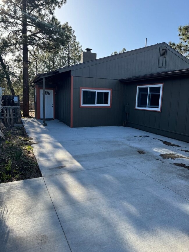 Building Photo - Back Unit of a Great Duplex in the Heart o... Rental