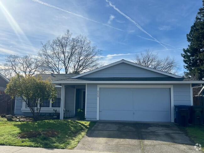 Building Photo - SPACIOUS 3 BED/2 BATH WITH REMODELED KITCH... Rental