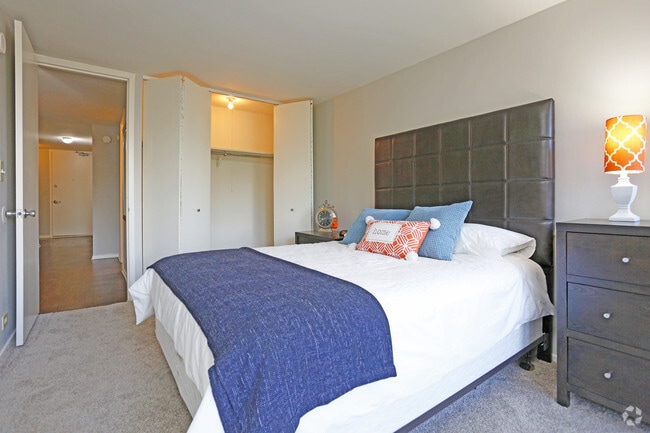 1 BR, 1 BA - bedroom - Waters Edge