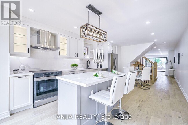 Photo - 322 Hillsdale Ave E