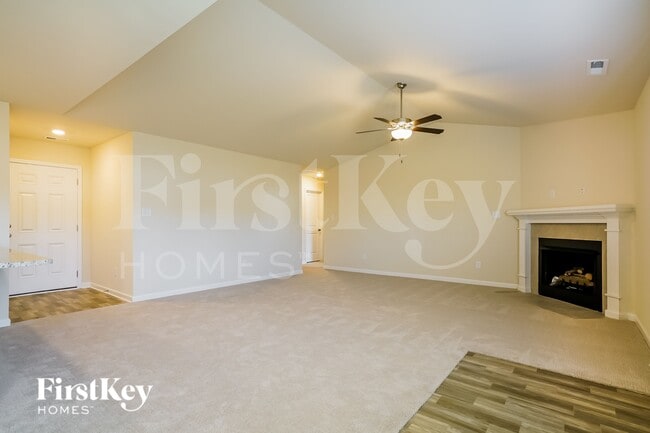 Photo - 84 Winter Red Wy