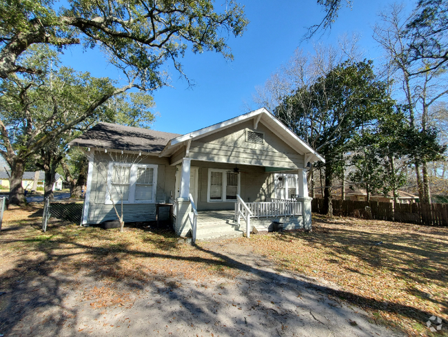 Building Photo - 500 E Texas St Rental