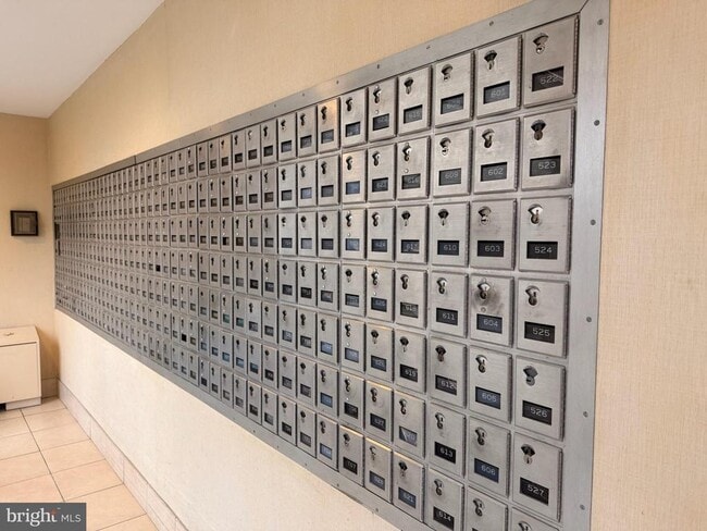 Building Photo - 10201 Grosvenor Pl Unit 818