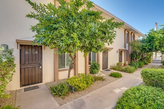 Photo - Prime Location - 2-bedroom, 1.5-bath townhome in Central Scottsdale! Unit 2