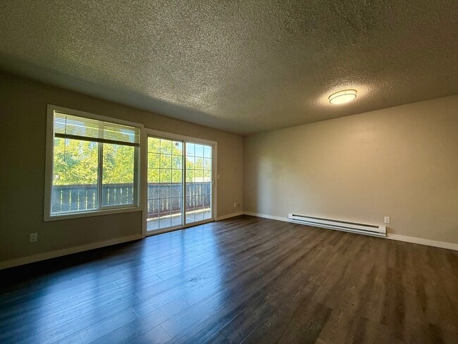 Building Photo - 1004 S Cloverdale St