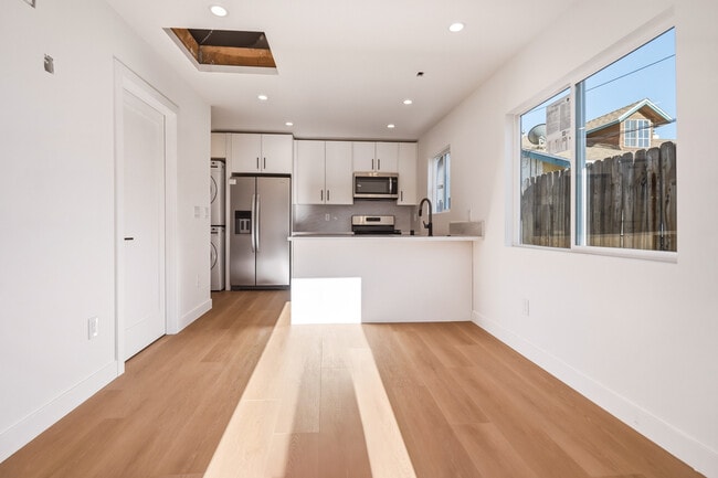 6844 Yolanda Ave