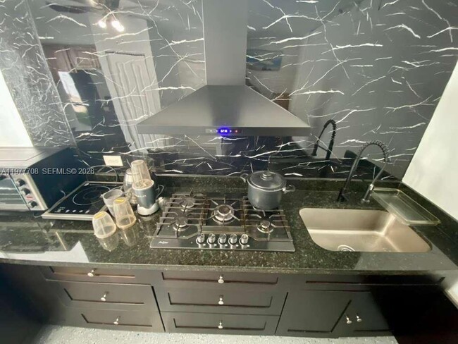 Photo - 7110 Hope St