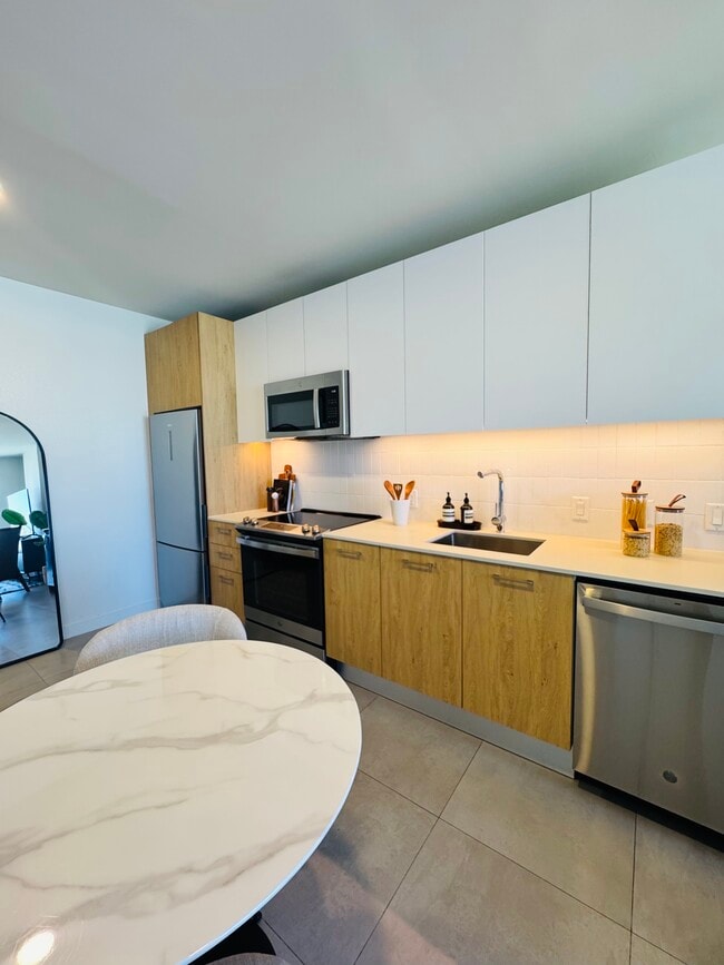 Building Photo - 224 NW 31st St Unit A