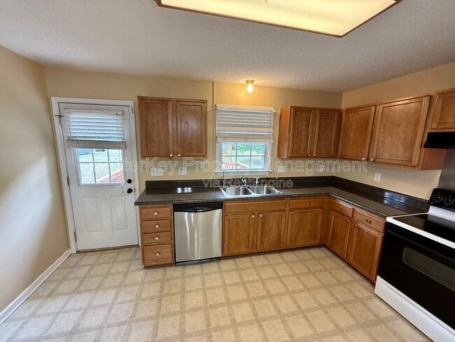 Photo - 204 W Barbee St