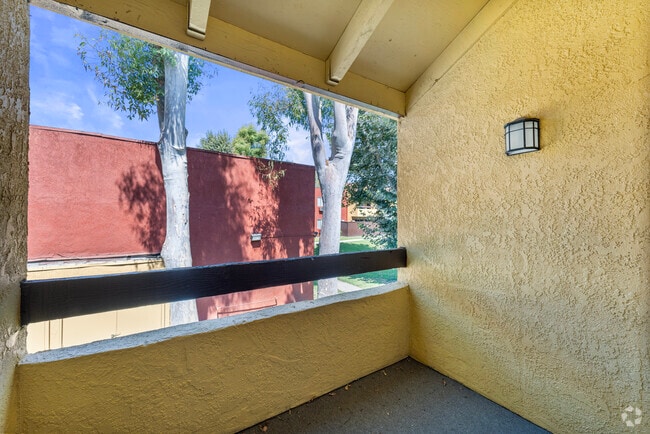 3BR, 2BA - 1,117SF - Patio