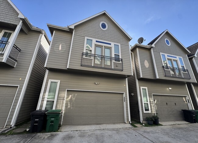 Building Photo - 902 W 20th St