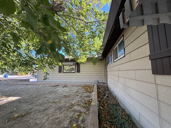 5813 Iris Ave