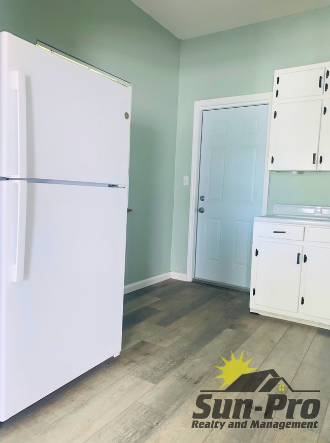 Photo - 136 W Pine Bluff St