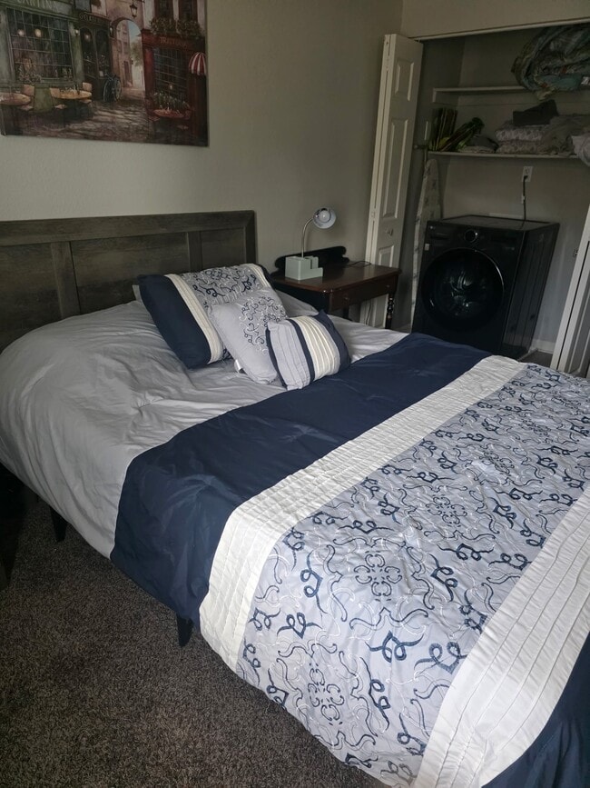 Building Photo - 13085 W Cedar Dr