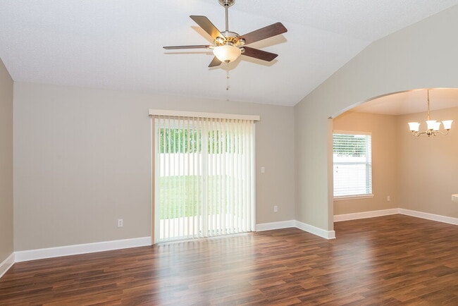 Photo - 1824 Creekview Dr House