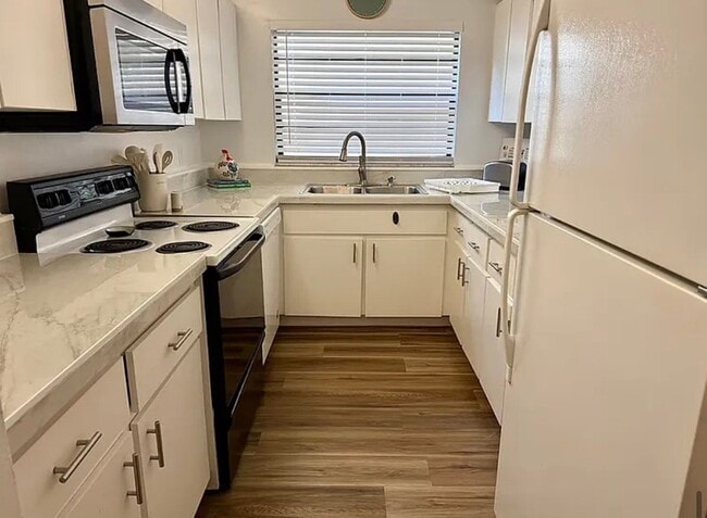 Photo - 3541 E Fort King St Unidad 146D