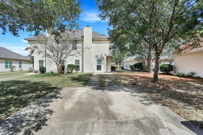 Photo - 3 bedroom 2.5 bath townhome in Carriage Sq...