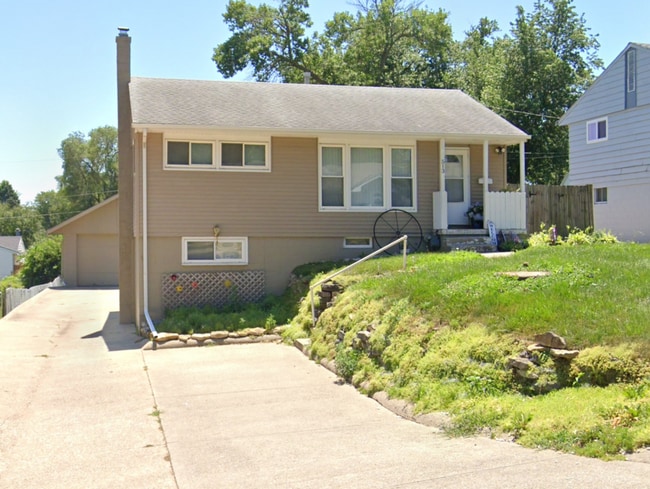 Building Photo - Spacious Home in Papillion Available in May!