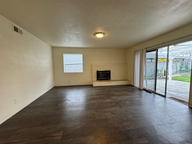 Photo - Spacious floor plans 3bedroom, 2bath in a ...
