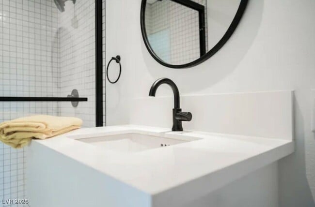 Building Photo - 715 S 3rd St Unit 9