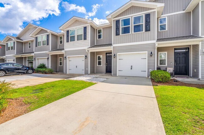 Photo - Newer 3 Bed/2.5 Bath Townhome with Modern ...