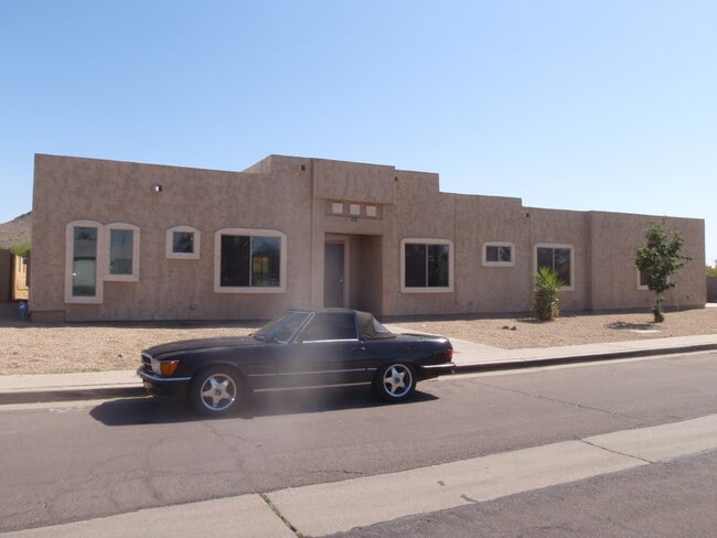 Building Photo - 1615 E Aire Libre Ave