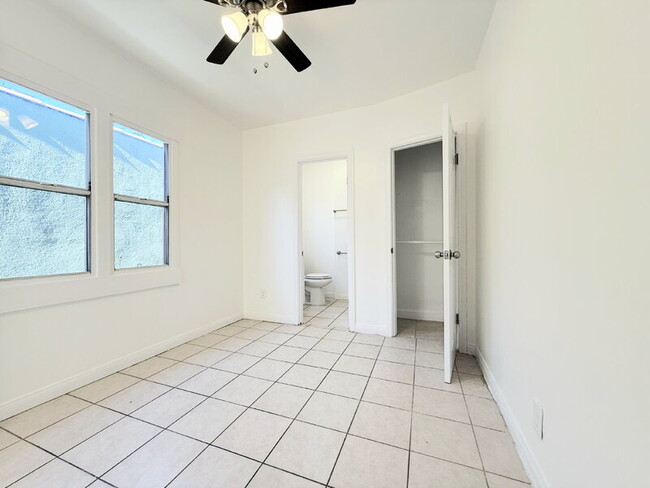 Photo - 727 E 81st St