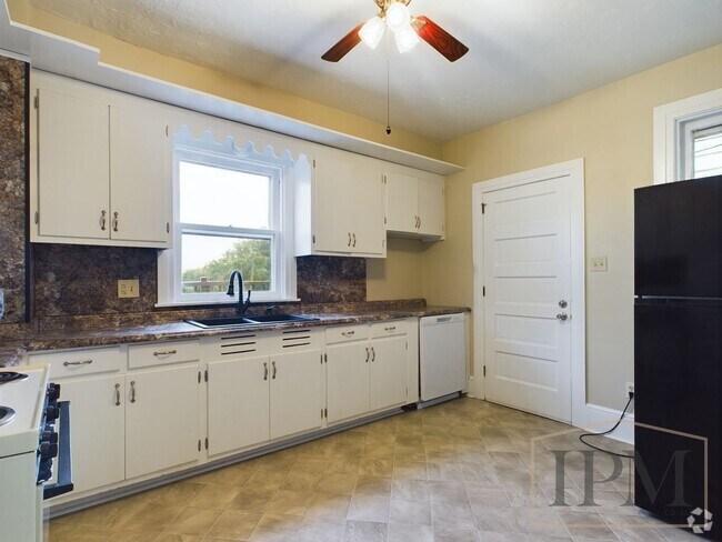 Building Photo - Spacious Charming 3 Bedroom Home located i...