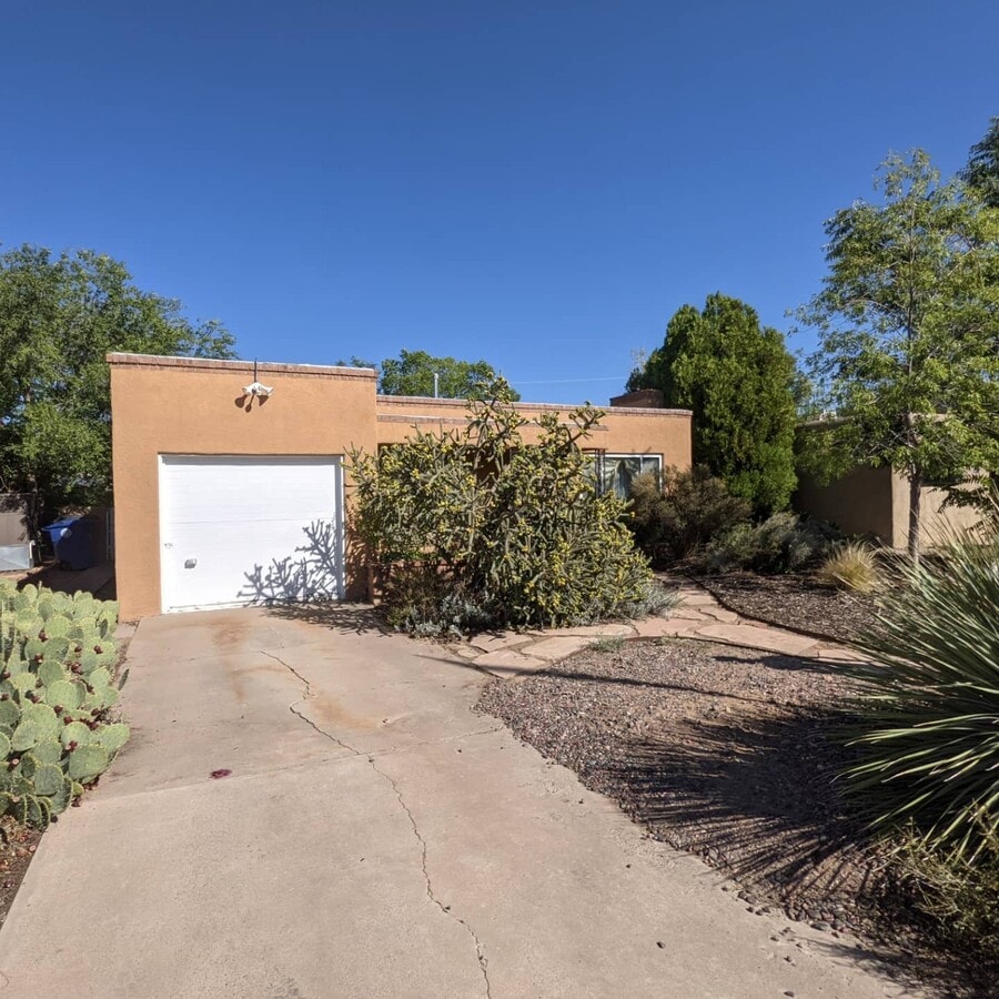 Photo - 430 Truman St NE