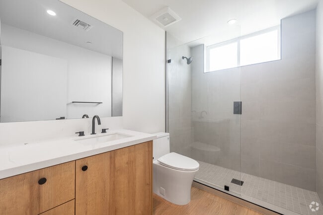 2BR, 2BA - 1,245SF - Bathroom - 3844 W 27th St