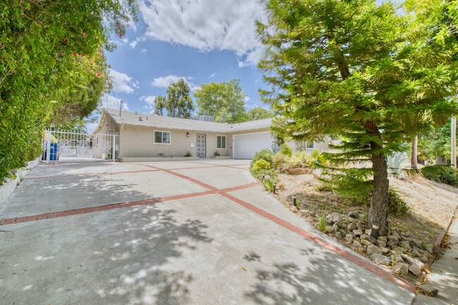 Photo - 20516 Clark St