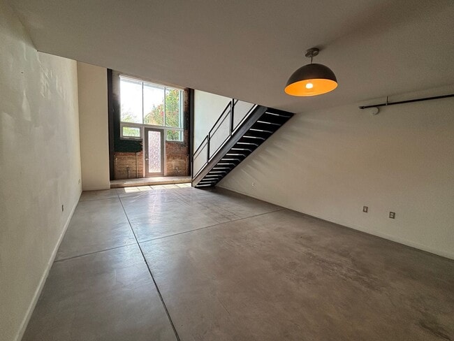 Photo - 1001 E 17th St