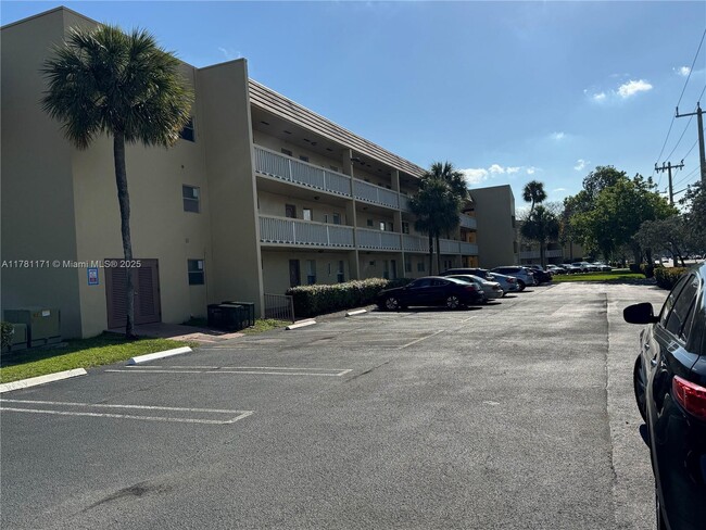 Building Photo - 6150 NW 62nd St Unit 312 Rental