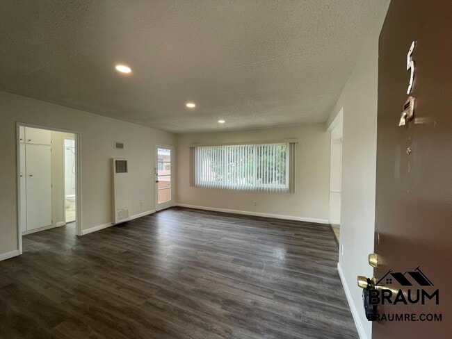19405 Haynes St Unit 5