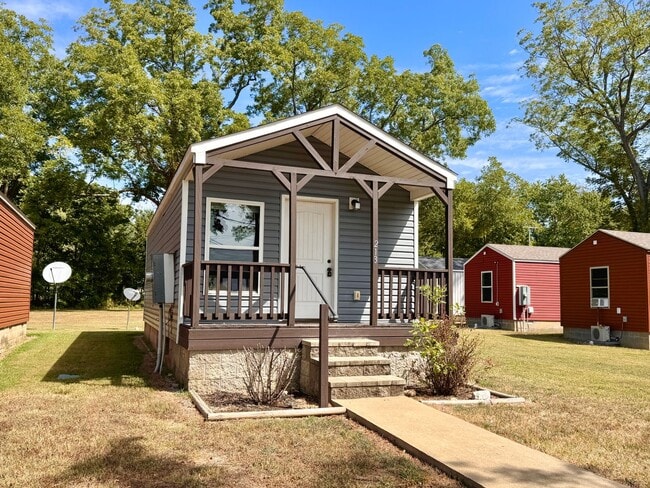 Building Photo - 1 Bedroom/1 Bathroom Tiny Home Cottage in ...