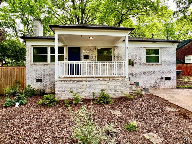Building Photo - Welcome home to this charming house located near the heart of Charlotte, NC.