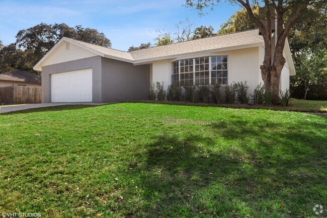 Building Photo - Beautiful 3 bedroom 2 bath Longwood Home
