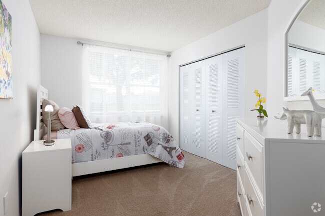 2BR, 2BA - 935SF
