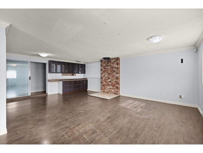 Photo - 18781-18774 74 Ave