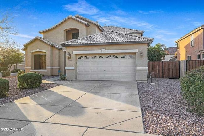 Building Photo - Beautiful 5 bedroom w/pool!