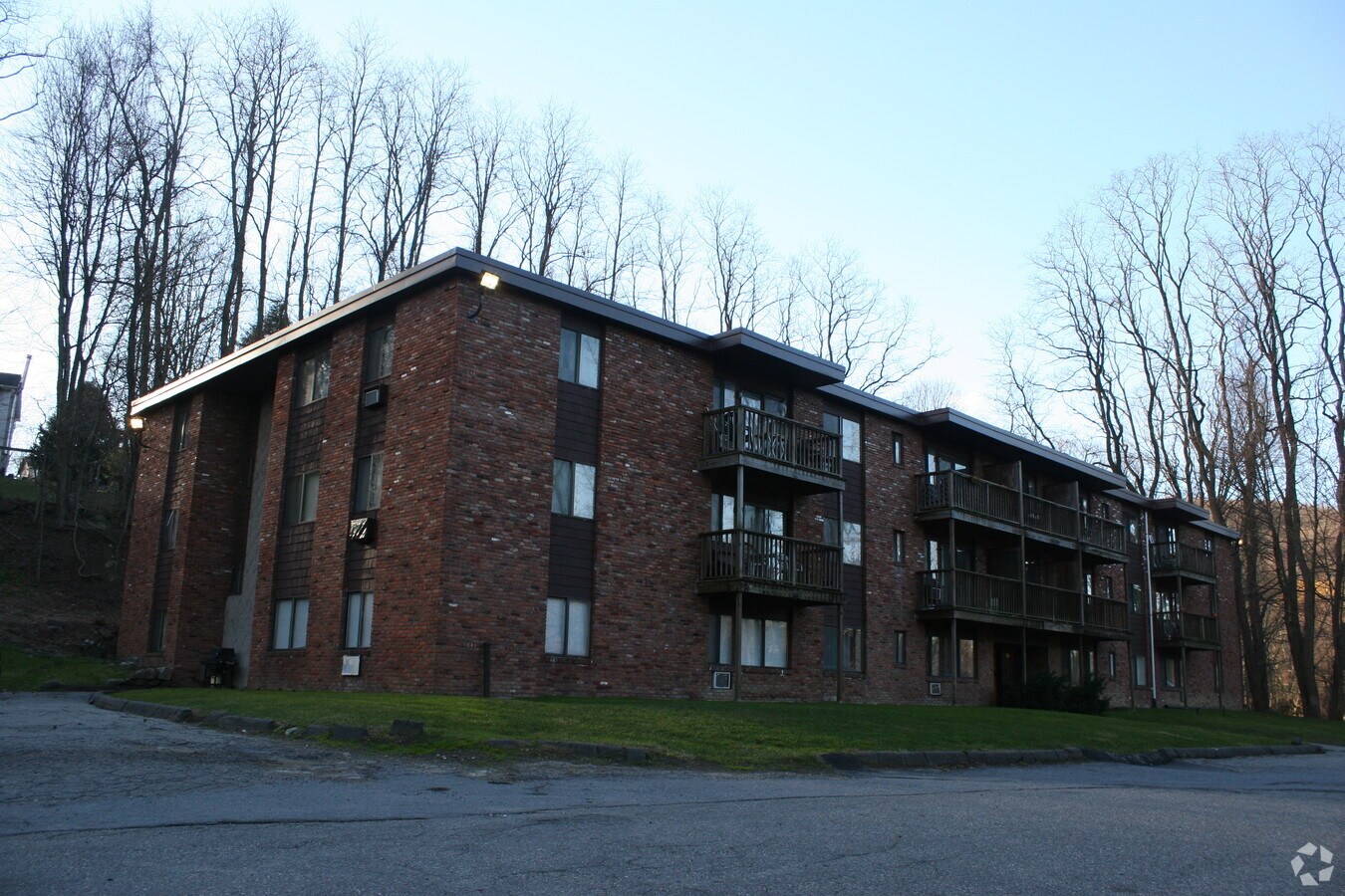 Building - 34 Putnam Ave