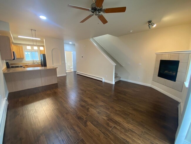 Building Photo - A beautifully maintained (2) bed, (1.5) ba... Rental
