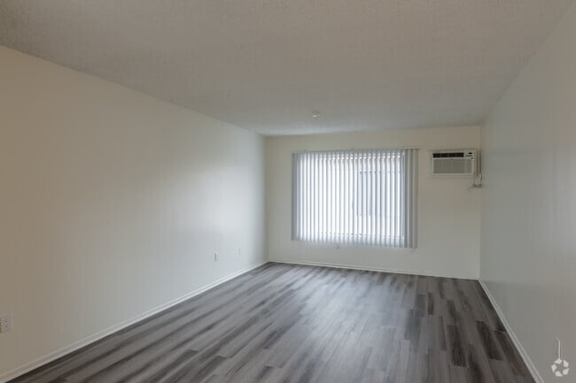 1BR, 1BA - 685SF - Living Room